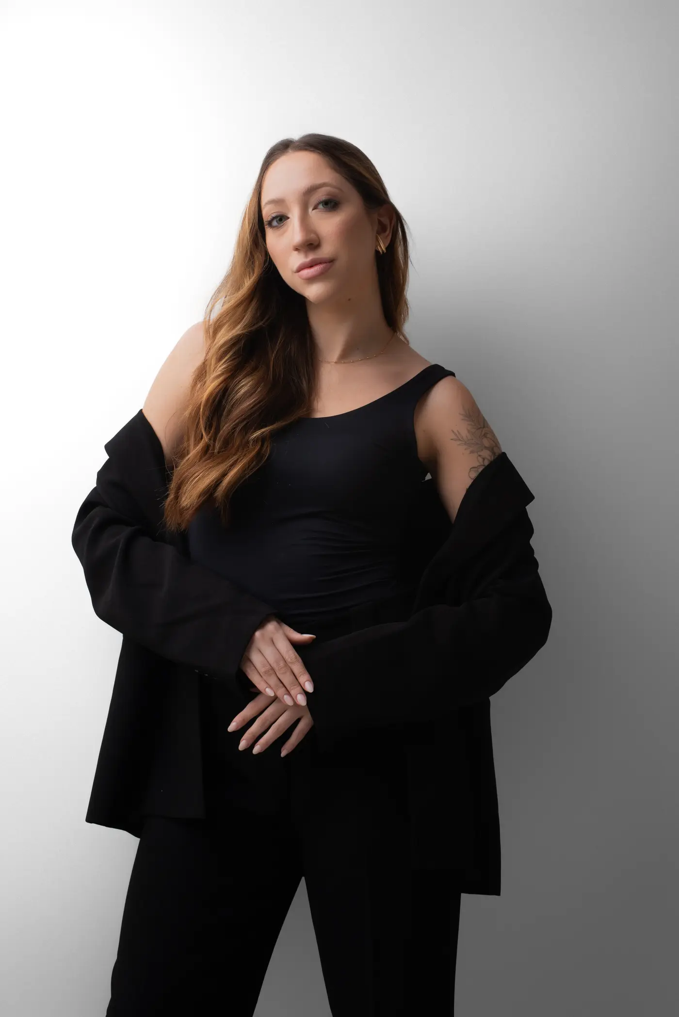 Giulia Toledo em pé, olhando diretamente para a câmera